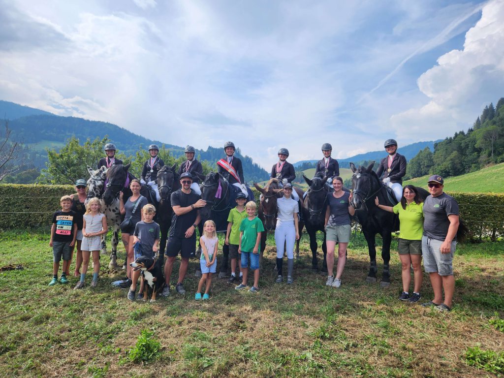 Reiterinnen des URC Waidach mit Noriker-Pferden, Medaillen und Team bei Himmelberg Meisterschaft